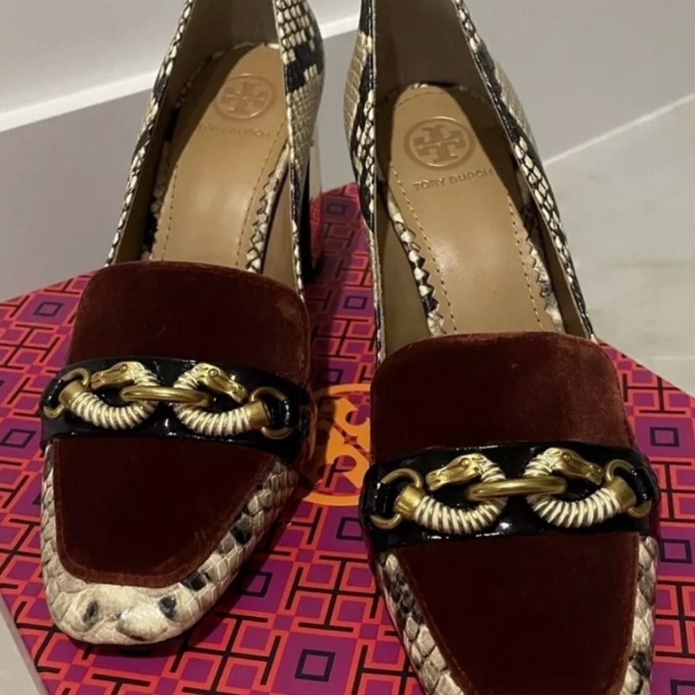 NWT Tory Burch
•Jessa Pump
•Stamped Snake Printed
•Leather and Velvet
•size 7 - Picture 3 of 4